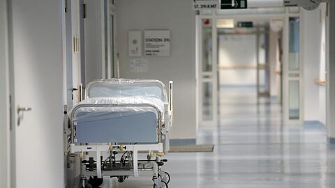 Der Mann bedrohte mehrere Krankenhaus-Mitarbeiter mit einem Messer. (Symbolbild)
