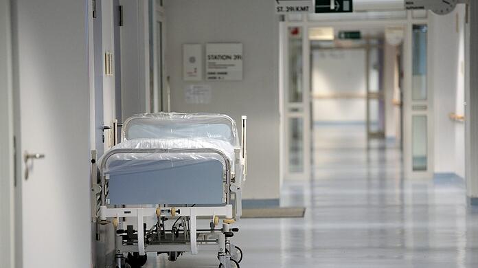 Der Mann bedrohte mehrere Krankenhaus-Mitarbeiter mit einem Messer. (Symbolbild)