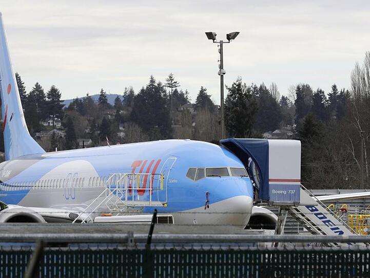 Ein Flugzeug vom Typ Boeing 737 Max 8, das für die Reisegesellschaft TUI gebaut wird, steht auf einer Außenfläche des Boeing-Fertigungswerks in Renton, USA.