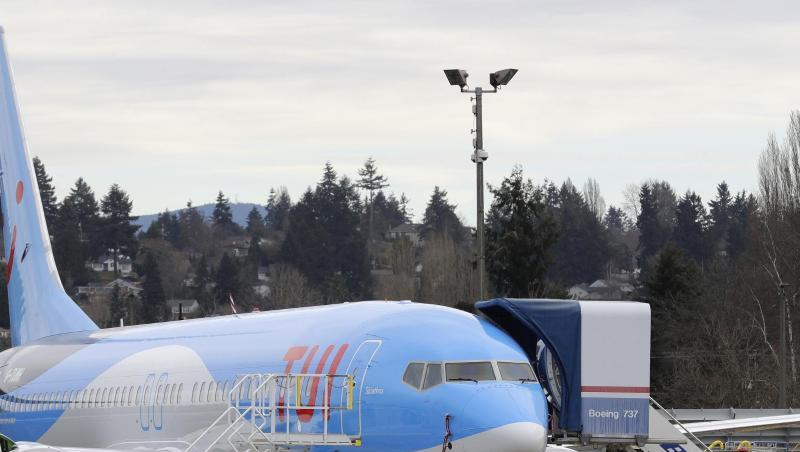 Ein Flugzeug vom Typ Boeing 737 Max 8, das für die Reisegesellschaft TUI gebaut wird, steht auf einer Außenfläche des Boeing-Fertigungswerks in Renton, USA. Ein Flugzeug vom Typ Boeing 737 Max 8, das für die Reisegesellschaft TUI gebaut wird, steht auf einer Außenfläche des Boeing-Fertigungswerks in Renton, USA.