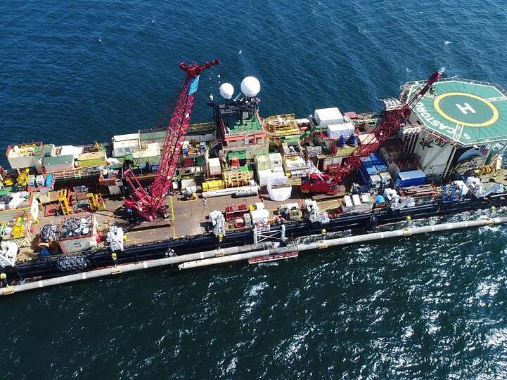 Auf einer Plattform am Pipeline-Verlegeschiff "Castoro 10" vor der Insel Rügen arbeiten Fachleute an der Ostsee-Erdgaspipeline Nord Stream 2.
