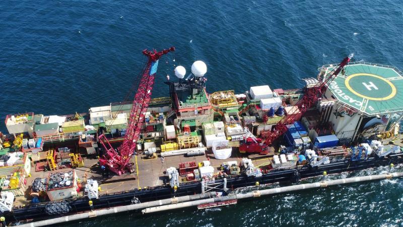Auf einer Plattform am Pipeline-Verlegeschiff "Castoro 10" vor der Insel Rügen arbeiten Fachleute an der Ostsee-Erdgaspipeline Nord Stream 2. Auf einer Plattform am Pipeline-Verlegeschiff "Castoro 10" vor der Insel Rügen arbeiten Fachleute an der Ostsee-Erdgaspipeline Nord Stream 2.