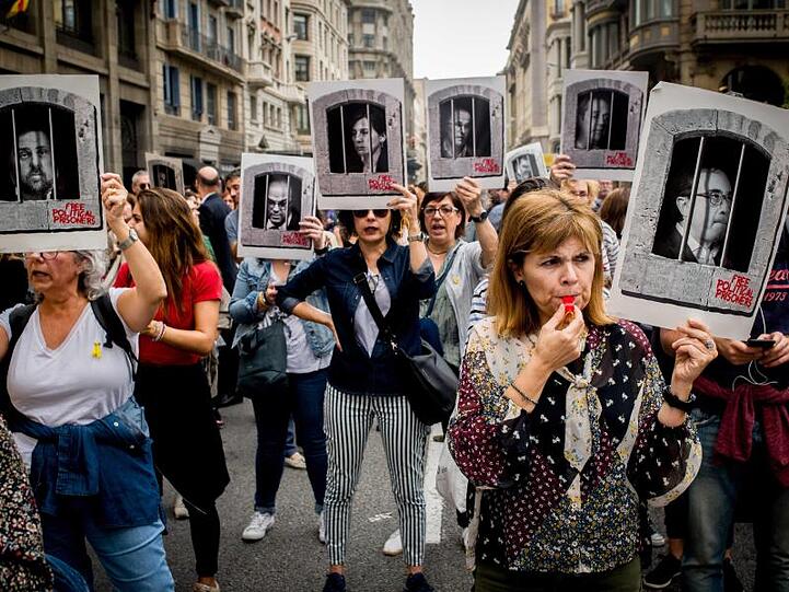 Frauen protestieren mit Plakaten, auf denen die angeklagten katalanischen Separatistenführer abgebildet sind, gegen das Urteil des Obersten Gerichts.