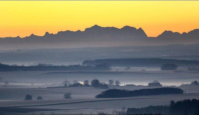 Blick vom 767 Meter hohen "Bussen" über Oberschwaben. Durch den Föhn sind die über hundert Kilometer entfernten Alpen kurz vor Sonnenaufgang zu sehen.