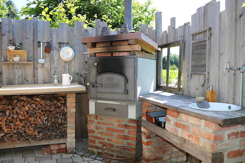 Im Brotbackofen werden Brot und Pizza gebacken.