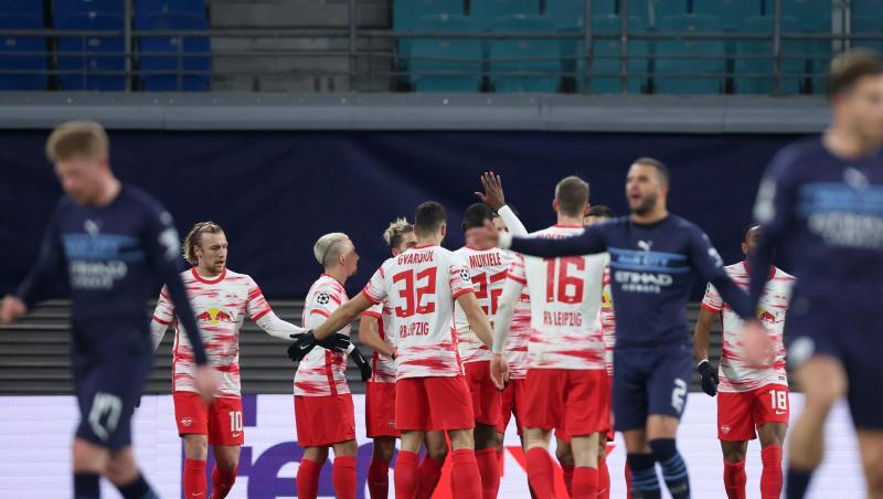 Leipzigs Spieler (hinten) bejubeln das Tor zum 1:0 gegen die Gäste aus Manchester.