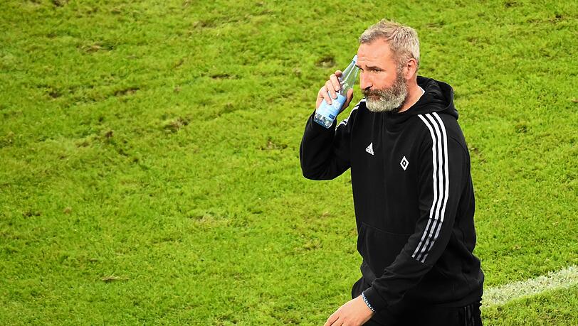 Mit einem unzufriedenen Gesichtsausdruck geht Hamburgs Trainer Tim Walter nach der ersten Halbzeit in die Kabine.