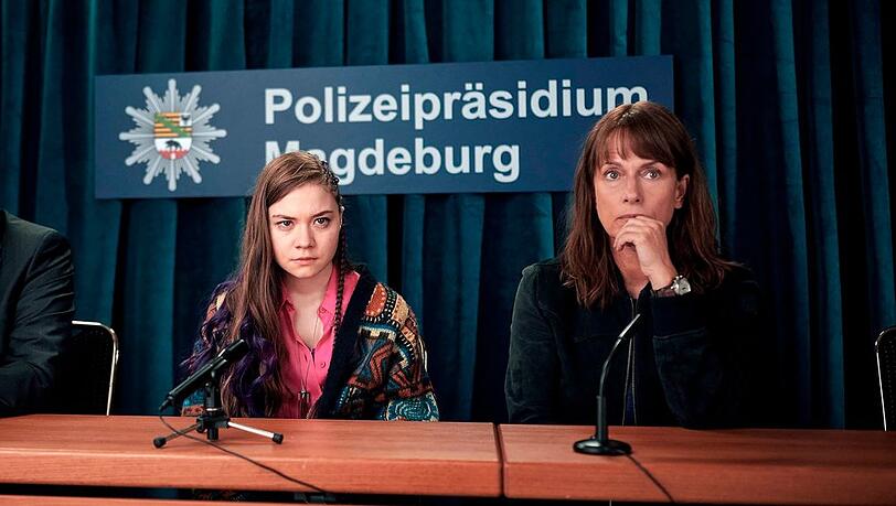 "Polizeiruf 110: "Du gehörst mir": Lana Stokowski (Hannah Schiller) an der Seite von Doreen Brasch (Claudia Michelsen, r.) während einer Pressekonferenz zur Öffentlichkeitsfahndung der Polizei.