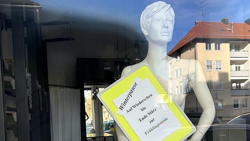 Der Inhaber eines Modeladens hat das Wintergeschäft aufgegeben und wartet auf bessere Zeiten.