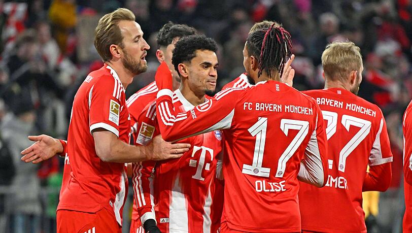 Der FC Bayern gewinnt deutlich gegen Wolfsburg. Der FC Bayern gewinnt deutlich gegen Wolfsburg.