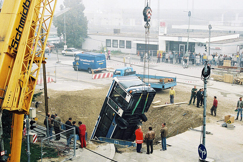 Der Truderinger Krater: Diese Geschichte schockt die Münchner: Ein Linienbus versinkt im Erdreich und muss aus dem Krater gezogen werden. Bei U-Bahnbauarbeiten wird 1994 am Truderinger Bahnhof durch Grundwasser unbemerkt ein Hohlraum unter der Straße ausgewaschen. Der Linienbus, der darüber hält, bricht urplötzlich mit dem Heck in den sich öffnenden Boden ein.
Zwei Fahrgäste und ein Polier, der den Busfahrer warnen wollte, kommen ums Leben. Zwei der Leichen können erst nach acht Monaten geborgen werden.