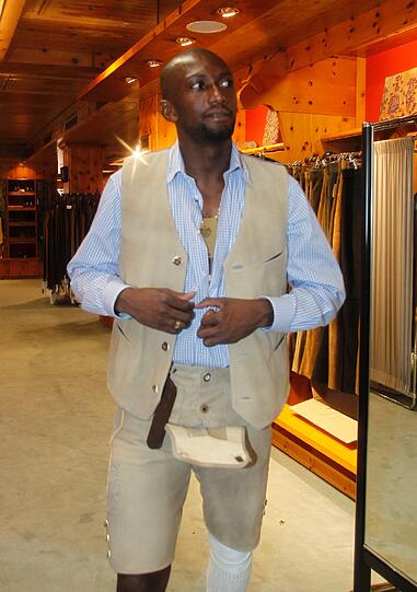 Neuling Collin Benjamin probiert seine Tracht an