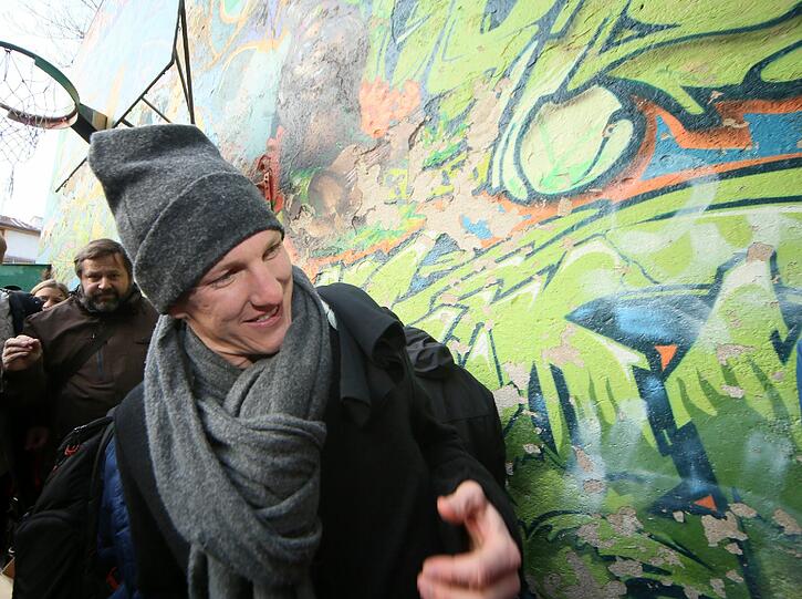 Fußballer Bastian Schweinsteiger, Ex-Profi Mehmet Scholl, Basketballer Steffen Hamann und Sänger Peter Brugger haben sich an einem freien Nachmittag trotz Kälte am Bolzplatz an der Glockenbachwerkstatt getroffen. Der soll nämlich abgerissen werden - wogegen die Promis mit den Kindern protestieren. Die Bilder