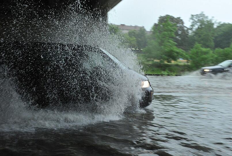 Es bleibt wechselhaft. Hier die Bilder vom Hitze-Gewitter in der Nacht zum Freitag.