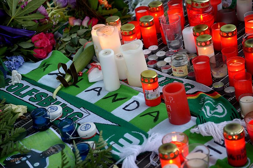 Trauer und Fassungslosigkeit: Kerzen für Junior Malanda. Der VfL Wolfsburg ist geschockt und muss evtl. das Trainingslager absagen.