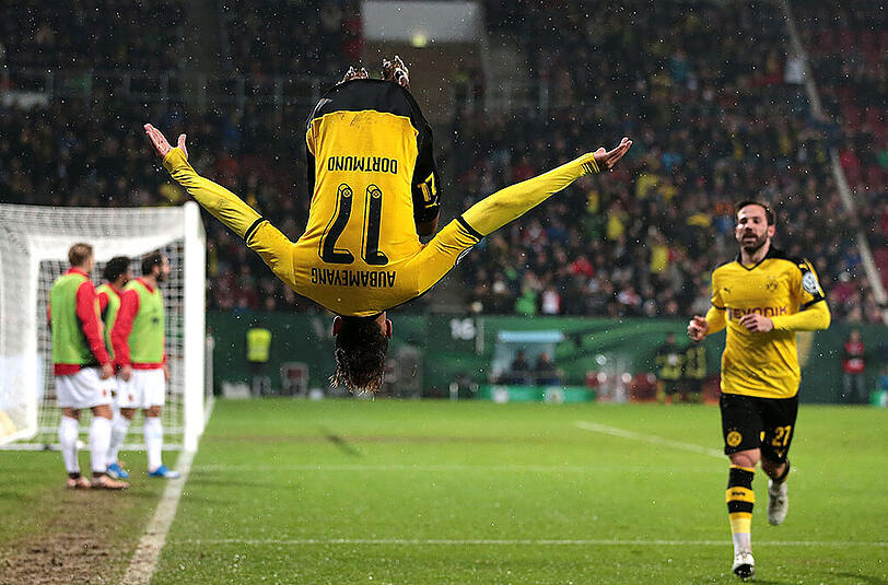 Jubelpose der anderen Art: Dortmunds Pierre-Emerick Aubameyang nach seinem Treffer gegen den FC Augsburg.