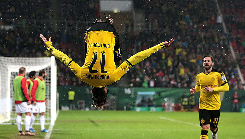 Jubelpose der anderen Art: Dortmunds Pierre-Emerick Aubameyang nach seinem Treffer gegen den FC Augsburg.