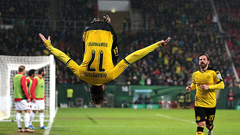 Jubelpose der anderen Art: Dortmunds Pierre-Emerick Aubameyang nach seinem Treffer gegen den FC Augsburg.