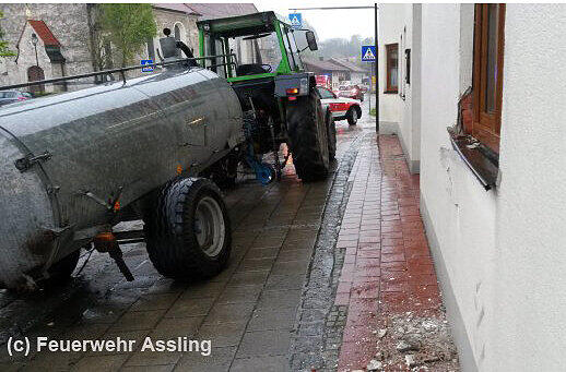 Der Traktor rammte die Mauer des Wirtshauses.
