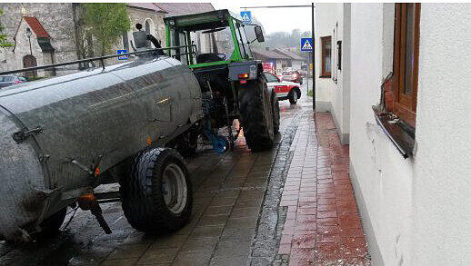 Der Traktor rammte die Mauer des Wirtshauses. Der Traktor rammte die Mauer des Wirtshauses.
