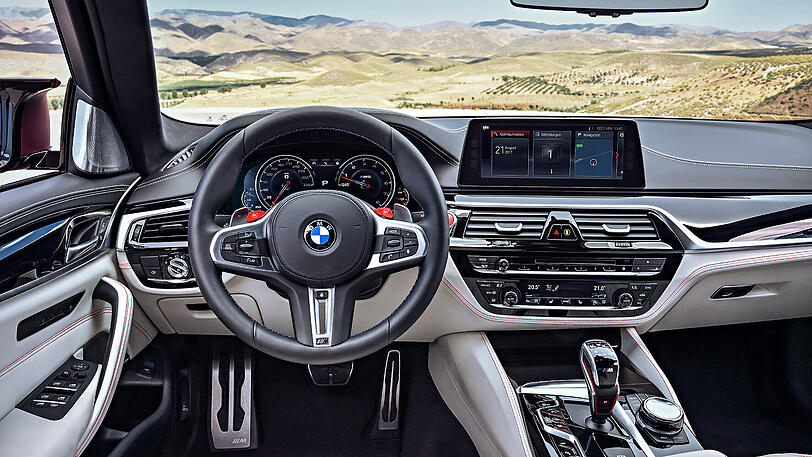 Das Cockpit ist ganz auf den Fahrer ausgerichtet und bietet eine Vielzahl von Einstellmöglichkeiten - Gestensteuerung inklusive.