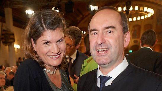 Claudia Stamm (Partei Mut) und Hubert Aiwanger (Freie Wähler).