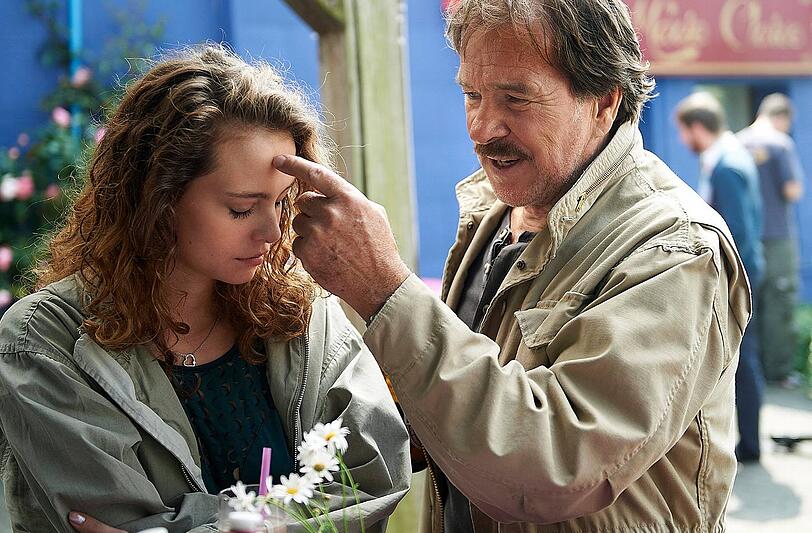 Schimanski (Götz George) macht der 15-Jährigen Jessica (Muriel Wimmer) klar, welchen Gefahren sie sich aussetzt.
