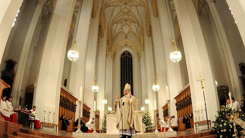Münchens Erzbischof Reinhard Marx hält an Heiligabend im Dom die Christmette. Münchens Erzbischof Reinhard Marx hält an Heiligabend im Dom die Christmette.