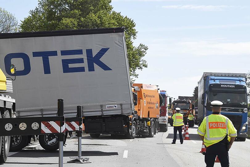 Der Anhänger versperrte die Autobahn in Richtung München.