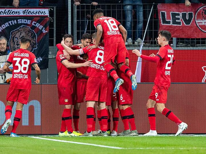Leverkusens Mannschaft bejubelt den Führungstreffer gegen den FC Schalke 04.