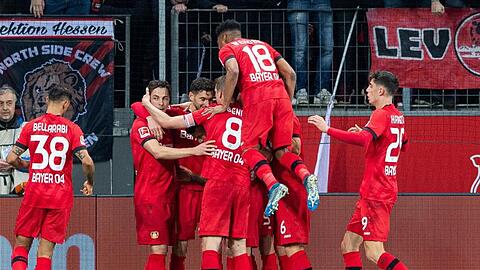 Leverkusens Mannschaft bejubelt den Führungstreffer gegen den FC Schalke 04.