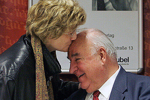&bdquo;Sie geht sehr liebevoll mit ihm um&ldquo;, sagen Freunde. Maike Richter ist seit Ende 2004 an der Seite von Helmut Kohl.Foto: dpa