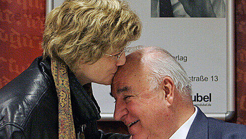 „Sie geht sehr liebevoll mit ihm um“, sagen Freunde. Maike Richter ist seit Ende 2004 an der Seite von Helmut Kohl.Foto: dpa „Sie geht sehr liebevoll mit ihm um“, sagen Freunde. Maike Richter ist seit Ende 2004 an der Seite von Helmut Kohl.Foto: dpa
