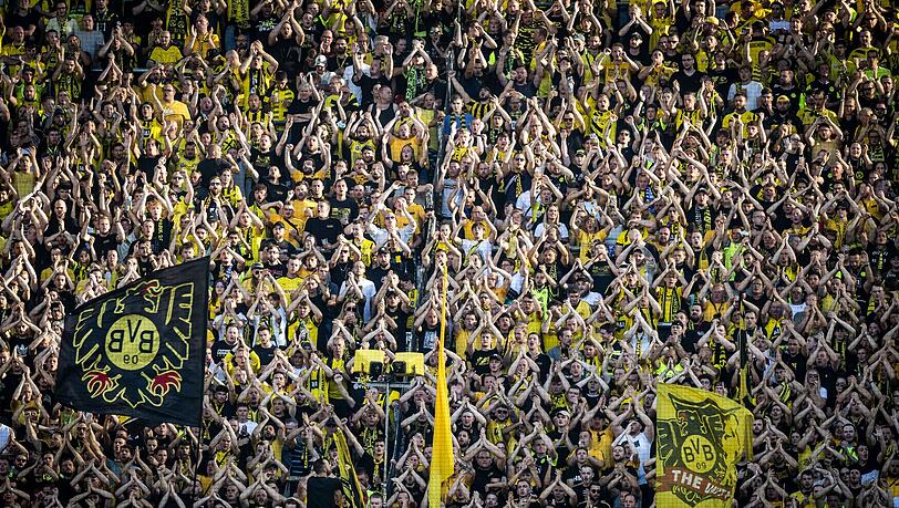 BVB-Fans auf der Südtribüne feuern vor dem Spiel ihr Team an.