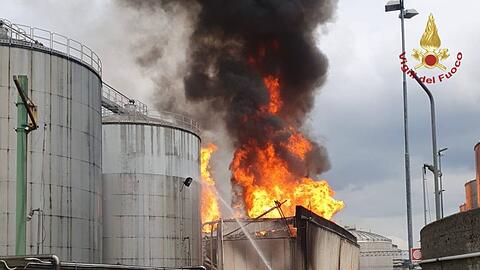In einer Brennerei in der italienischen Stadt Faenza in der Region Emilia-Romagna ist ein Großbrand ausgebrochen.