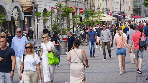 Flaniermeile Sendlinger Straße: Kaum ist man mal ein paar Wochen nicht hier, sind schon wieder lauter neue Geschäfte da.