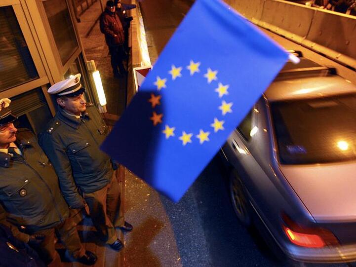 Polizeibeamte an einem Grenzübergang: Die meisten Einwanderer gehen nach Spanien, Deutschland oder Großbritannien. (Symbolbild)