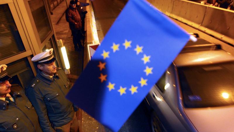 Polizeibeamte an einem Grenzübergang: Die meisten Einwanderer gehen nach Spanien, Deutschland oder Großbritannien. (Symbolbild) Polizeibeamte an einem Grenzübergang: Die meisten Einwanderer gehen nach Spanien, Deutschland oder Großbritannien. (Symbolbild)