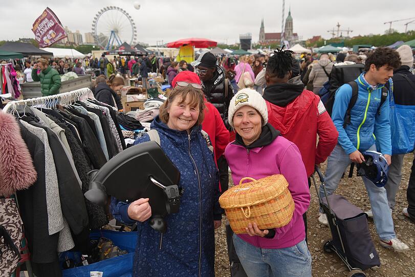 Christine (l.) und Nicole kommen extra für den Riesenflohmarkt von weit her. Christine hat ein Trainingsgerät für ihre Mutter gekauft und Nicole freut sich über ein Körbchen, Brettl und ein Buch.