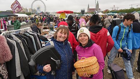 Christine (l.) und Nicole kommen extra für den Riesenflohmarkt von weit her. Christine hat ein Trainingsgerät für ihre Mutter gekauft und Nicole freut sich über ein Körbchen, Brettl und ein Buch.