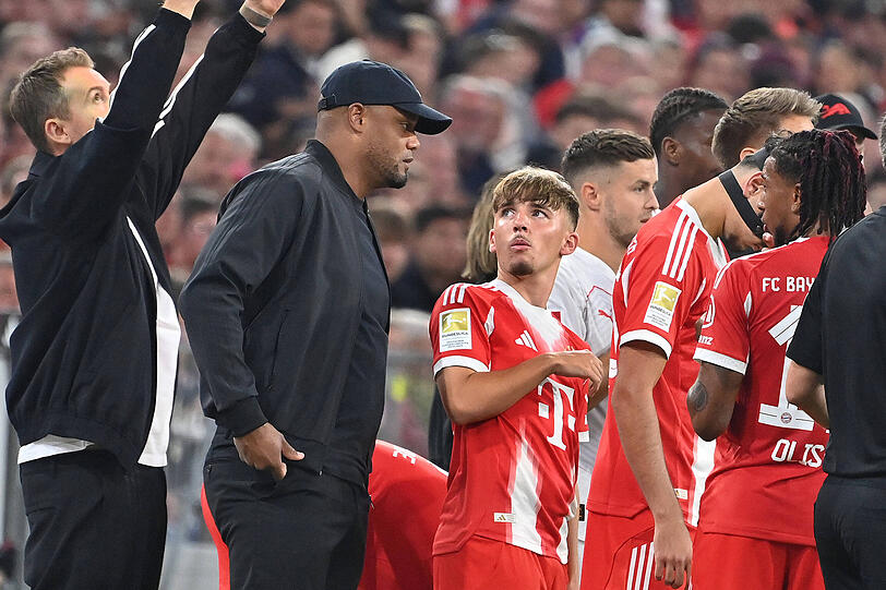 Der Trainer ist überzeugt von ihm: Vincent Kompany (l.) mit Karl. Der Trainer ist überzeugt von ihm: Vincent Kompany (l.) mit Karl.