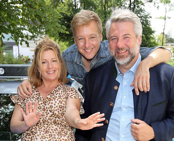 Max M&uuml;ller (Mitte) und Dieter Fischer im Juli 2019 am Set der "Rosenheim-Cops" mit Kollegin Karin Thaler.