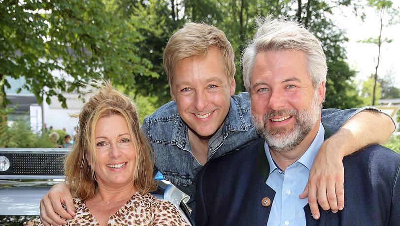 Max M&uuml;ller (Mitte) und Dieter Fischer im Juli 2019 am Set der "Rosenheim-Cops" mit Kollegin Karin Thaler.