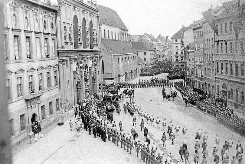 19. Juni 1886: Staatstrauer! Der Trauerzug mit dem Leichnam Ludwigs II. vor der Michaelskirche. Das Volk bleibt erst mal ausgesperrt und muss hinten in der Kaufingerstra&szlig;e ausharren.