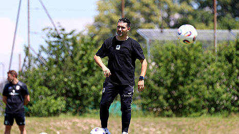 Wird beim n&auml;chsten L&ouml;wentestspiel an der Seitenlinie stehen: Trainer Alper Kayabunar.