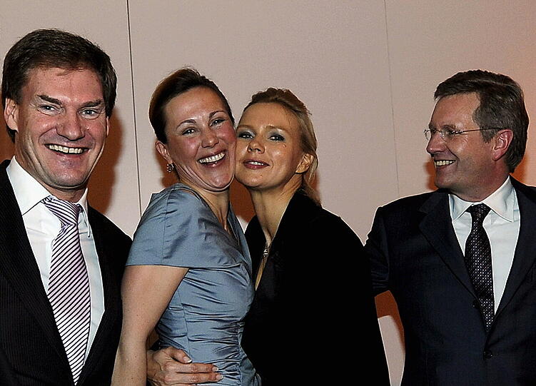 Fröhliche Runde: Christian Wulff (r.) und seine Frau Bettina (2.v.l.) mit Carsten Maschmeyer und Veronica Ferres.