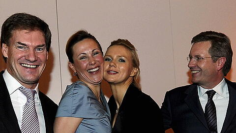 Fröhliche Runde: Christian Wulff (r.) und seine Frau Bettina (2.v.l.) mit Carsten Maschmeyer und Veronica Ferres.