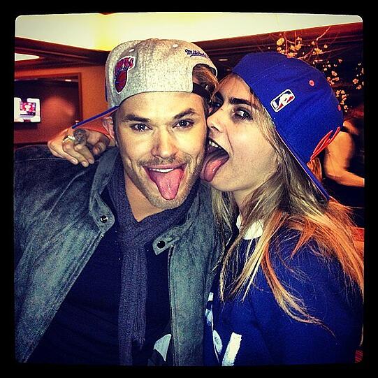 Zunge raus und losgeschleckt: Kellan Lutz scheint Model Cara Delvigne zu schmecken. Ob Miley Cyrus das genauso lustig findet wie die beiden Spaßvögel? Schließlich wird der Sängerin eine Beziehung mit dem Schauspieler nachgesagt.