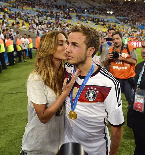 Ein Titel-Schmatzer für Mario Götze.