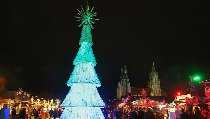 Müllvermeidung als Kunst: ein Baum aus alten Plastikflaschen von Adam Stubley auf dem Tollwood. Müllvermeidung als Kunst: ein Baum aus alten Plastikflaschen von Adam Stubley auf dem Tollwood.